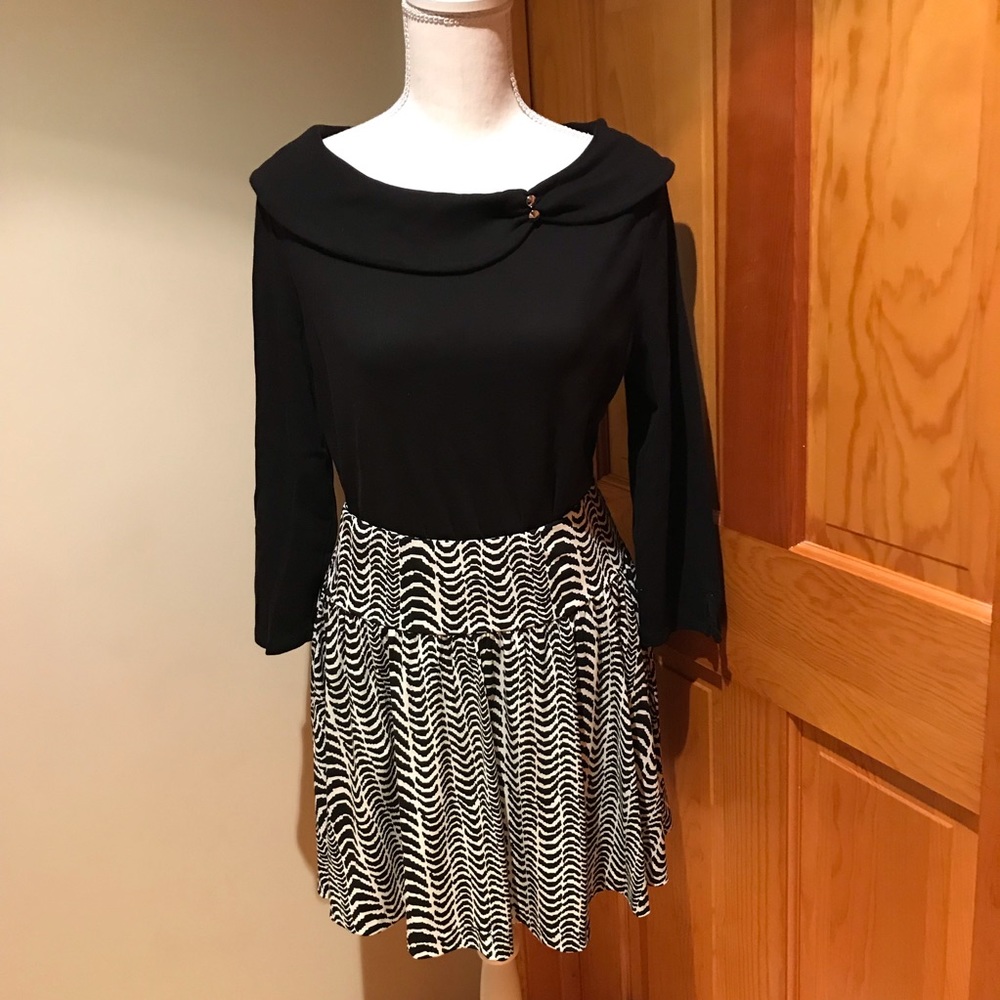 Kenneth Cole Reaction Black & White Skirt. Size S - Picture 2 of 2